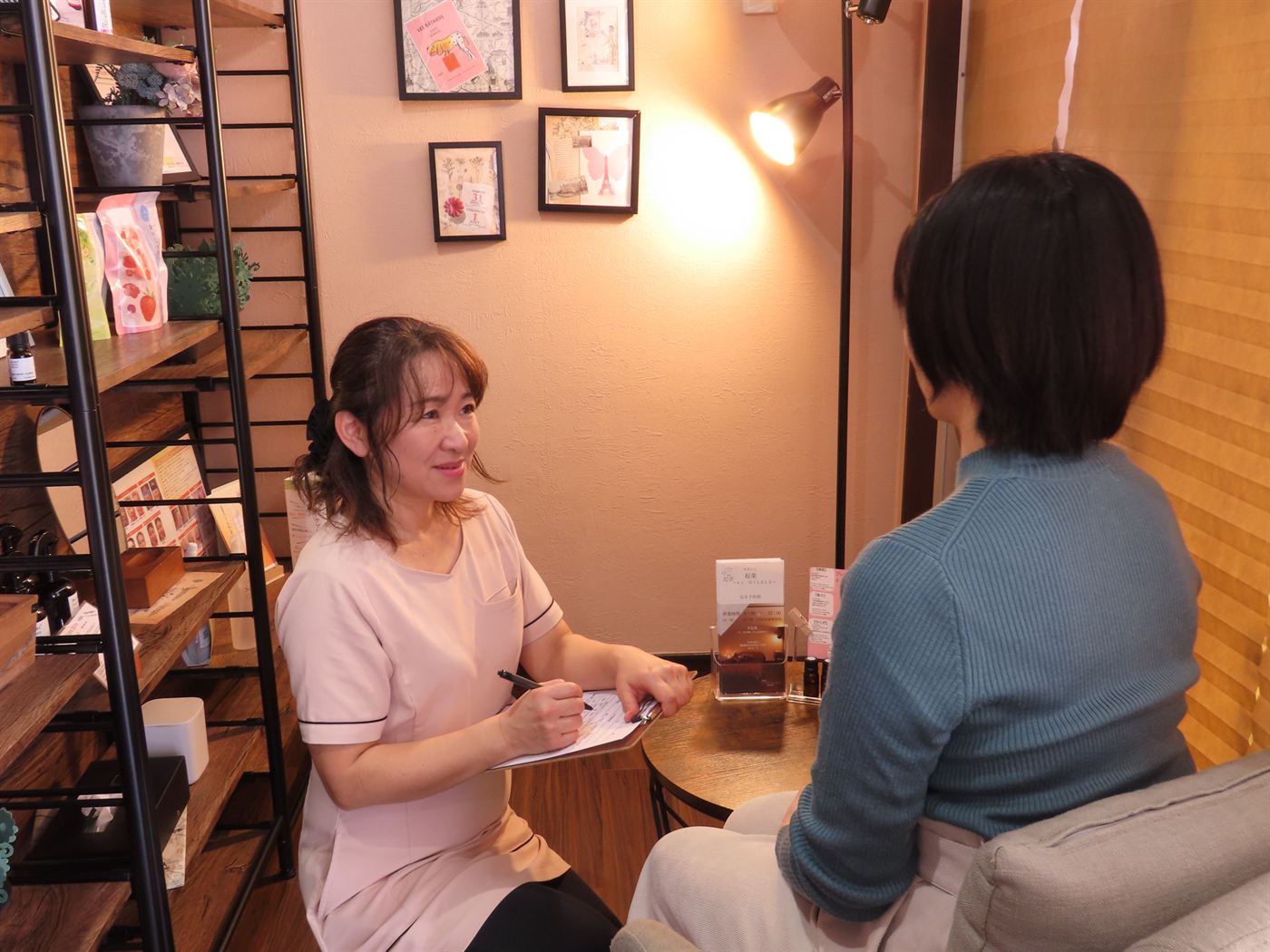 お客様のお話を伺うオーナーセラピスト 新堀祥子